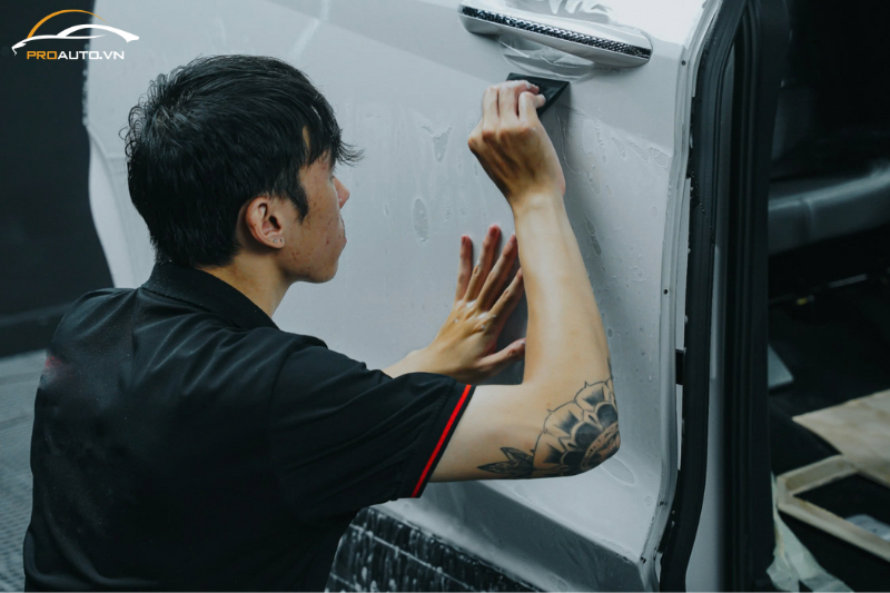Kỹ thuật viên thi công dán film ppf 3M