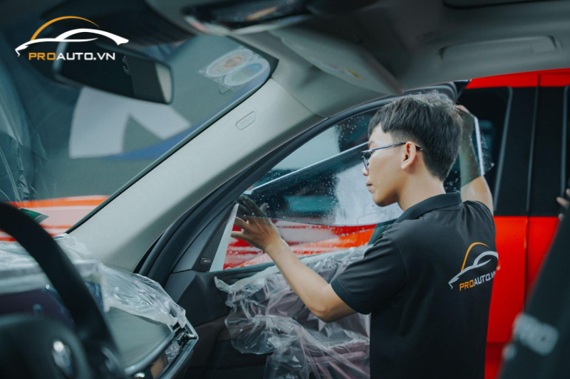 Kỹ thuật viên thi công dán phim cách nhiệt 3M