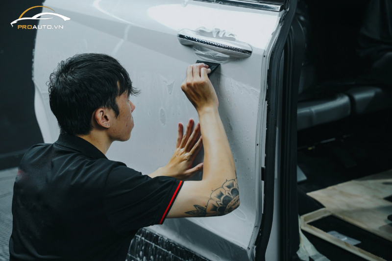 Kỹ thuật viên thi công dán PPF 3M chính hãng