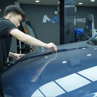 Kỹ thuật viên thi công dán PPF cho xe hơi