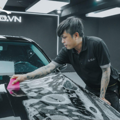 Kỹ thuật viên thi công dán PPF nắp capo