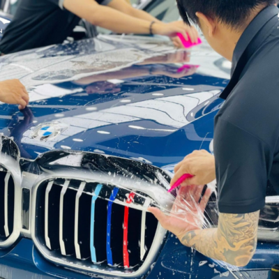 Kỹ thuật viên thi công dán ppf SAP M cho xe ô tô