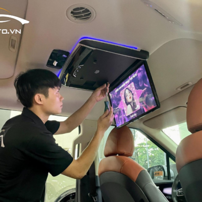 Kỹ thuật viên thi công lắp đặt màn hình ốp trần