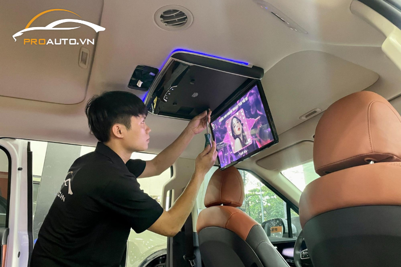 Kỹ thuật viên thi công lắp đặt màn hình ốp trần