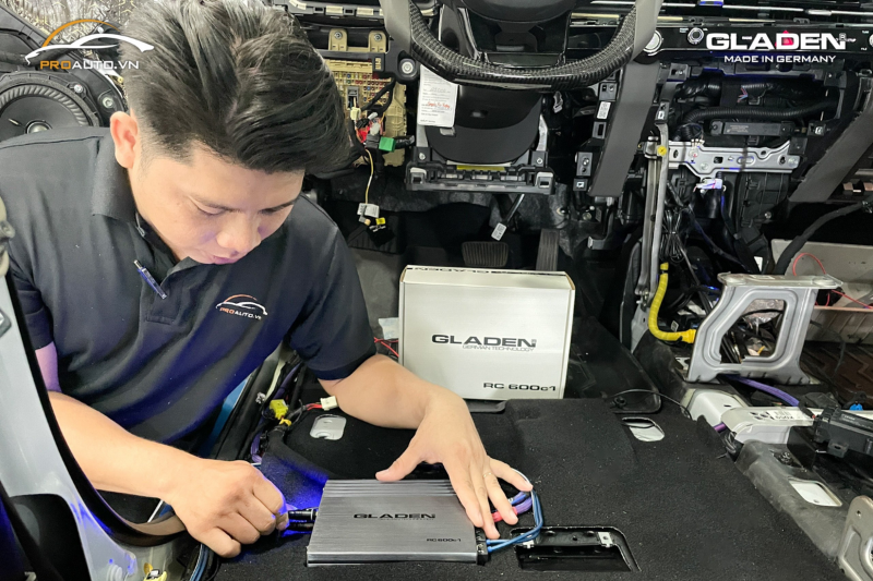 Kỹ thuật viên thi công nâng cấp âm thanh xe Mitsubishi Xforce 2024