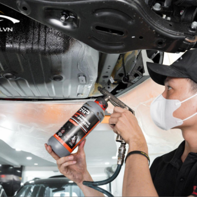 Kỹ thuật viên thi công phủ gầm xe Hyundai Santafe 2025