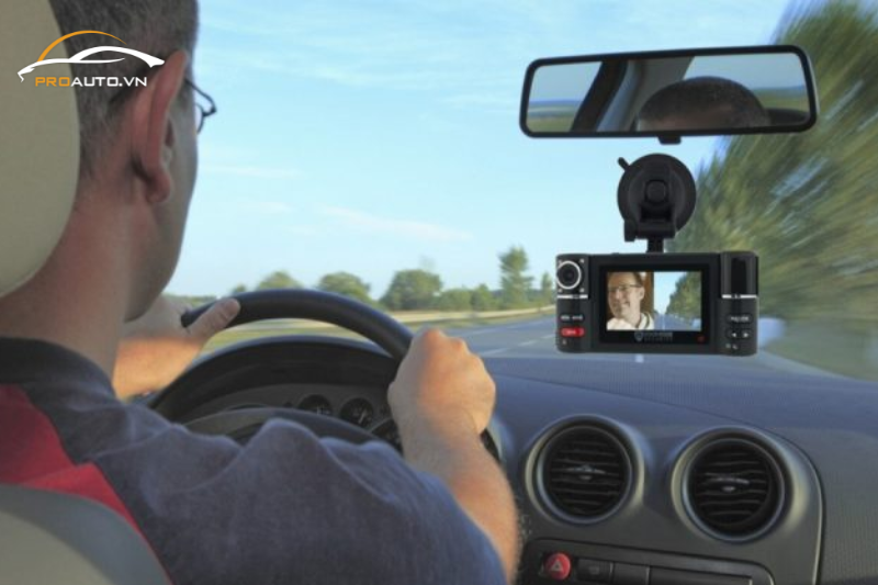 Lắp camera hành trình ô tô có an toàn không?