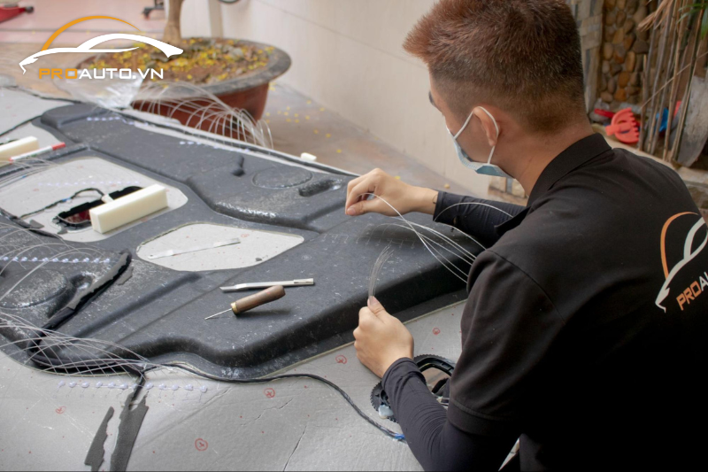 Lắp đặt đèn trần ánh sao cho ô tô