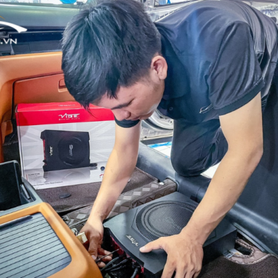 Lắp loa sub điện gầm ghế cho xe hơi