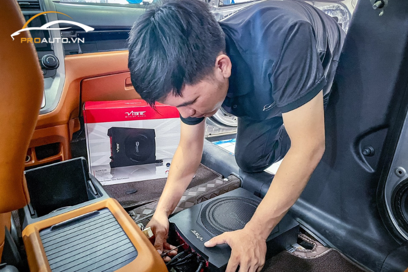 Lắp loa sub điện gầm ghế cho xe hơi