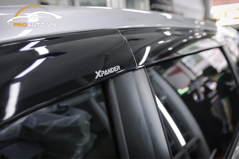 Lắp phụ kiện vè che mưa cho xe Mitsubishi Xpander