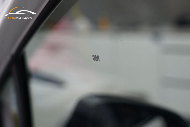 Logo 3M in chìm trên tấm phim cách nhiệt