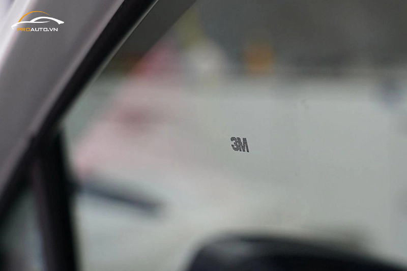 Logo nhận dạng thương hiệu 3M in chìm trên tấm phim