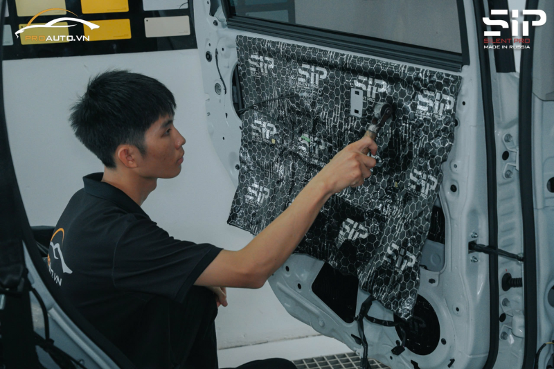 Mitsubishi Xforce 2024 cần dán vật liệu cách âm chống ồn