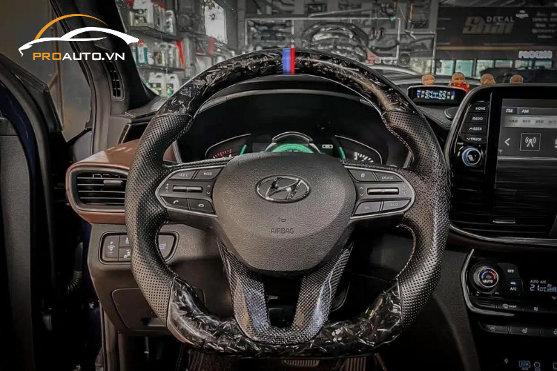 Ốp carbon vô lăng xe Hyundai Santafe 2025