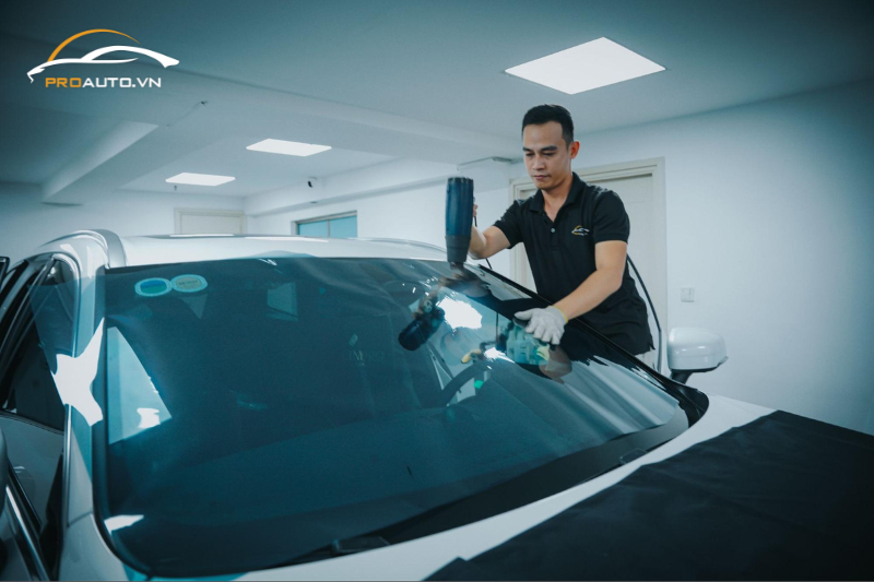 Quy trình dán film cách nhiệt 3M kính lái tại PROAUTO.VN
