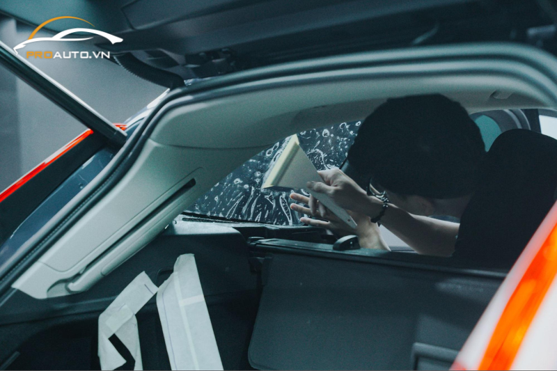 Quy trình dán phim cách nhiệt chống nóng cho xe