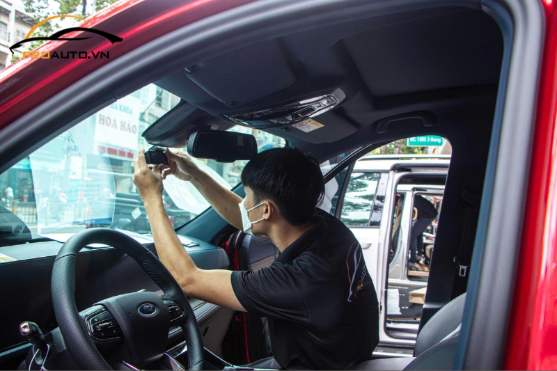 Kỹ thuật viên lắp đặt camera hành trình cần phải có kinh nghiệm