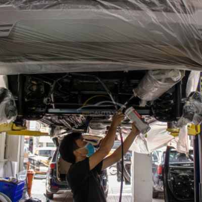 Sơn phủ gầm ô tô tạo ra một lớp bảo vệ chắc chắn cho gầm xe