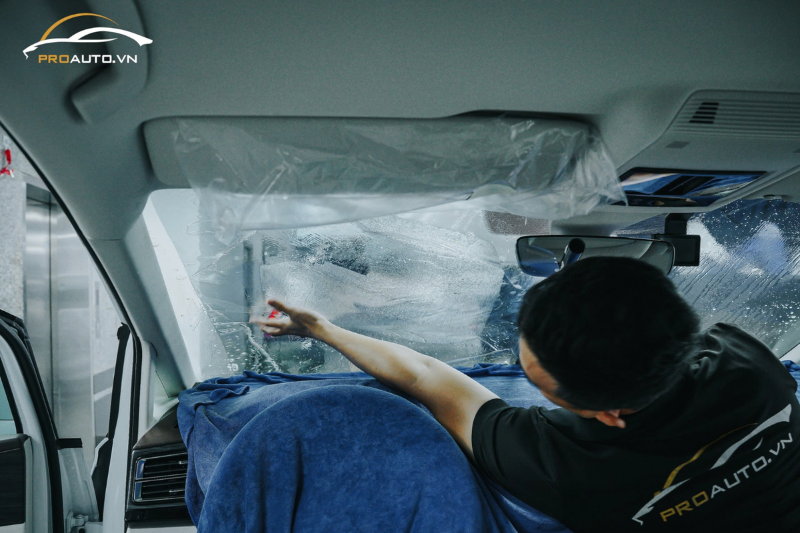 Thi công dán phim cách nhiệt 3M cho kính lái