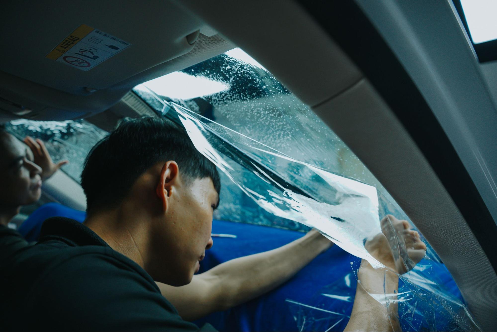 Thi công dán phim cách nhiệt 3M cho kính lái