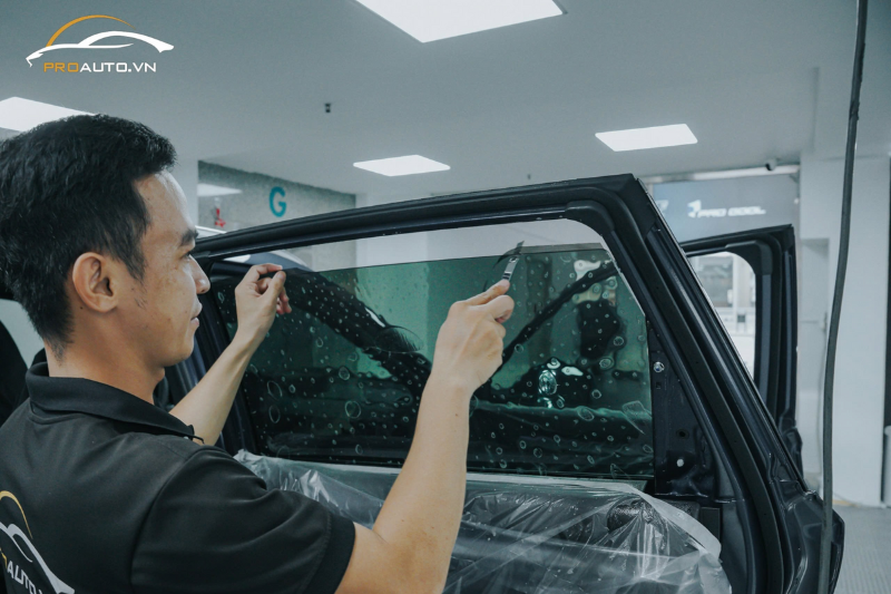 Thi công dán phim cách nhiệt 3M cho kính sườn sau
