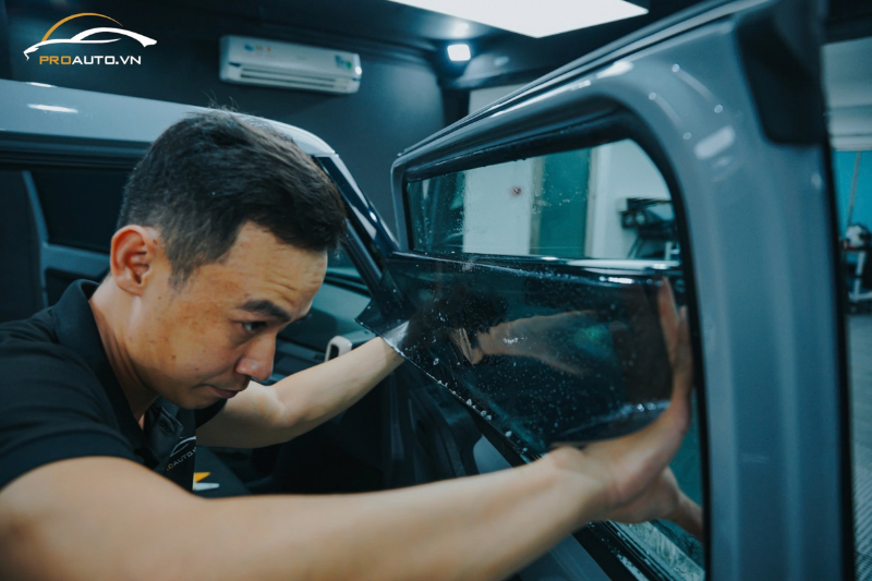 Thi công dán phim cách nhiệt 3M cho kính sườn
