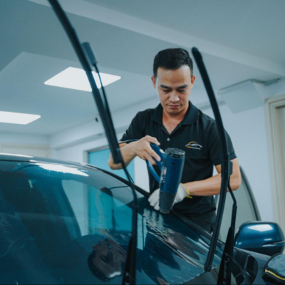 Thi công dán phim cách nhiệt cho kính lái ô tô