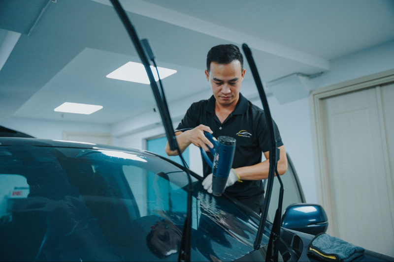 Thi công dán phim cách nhiệt cho kính lái ô tô