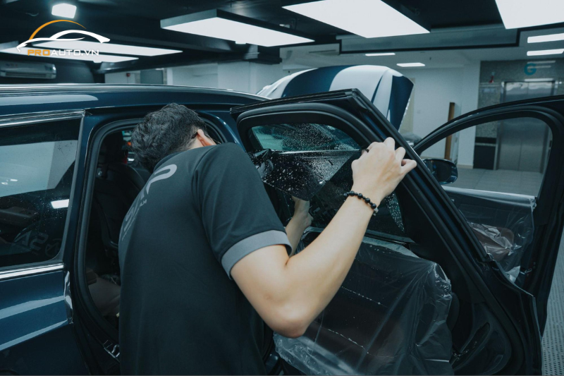 Thi công dán phim cách nhiệt cho kính sườn của xe