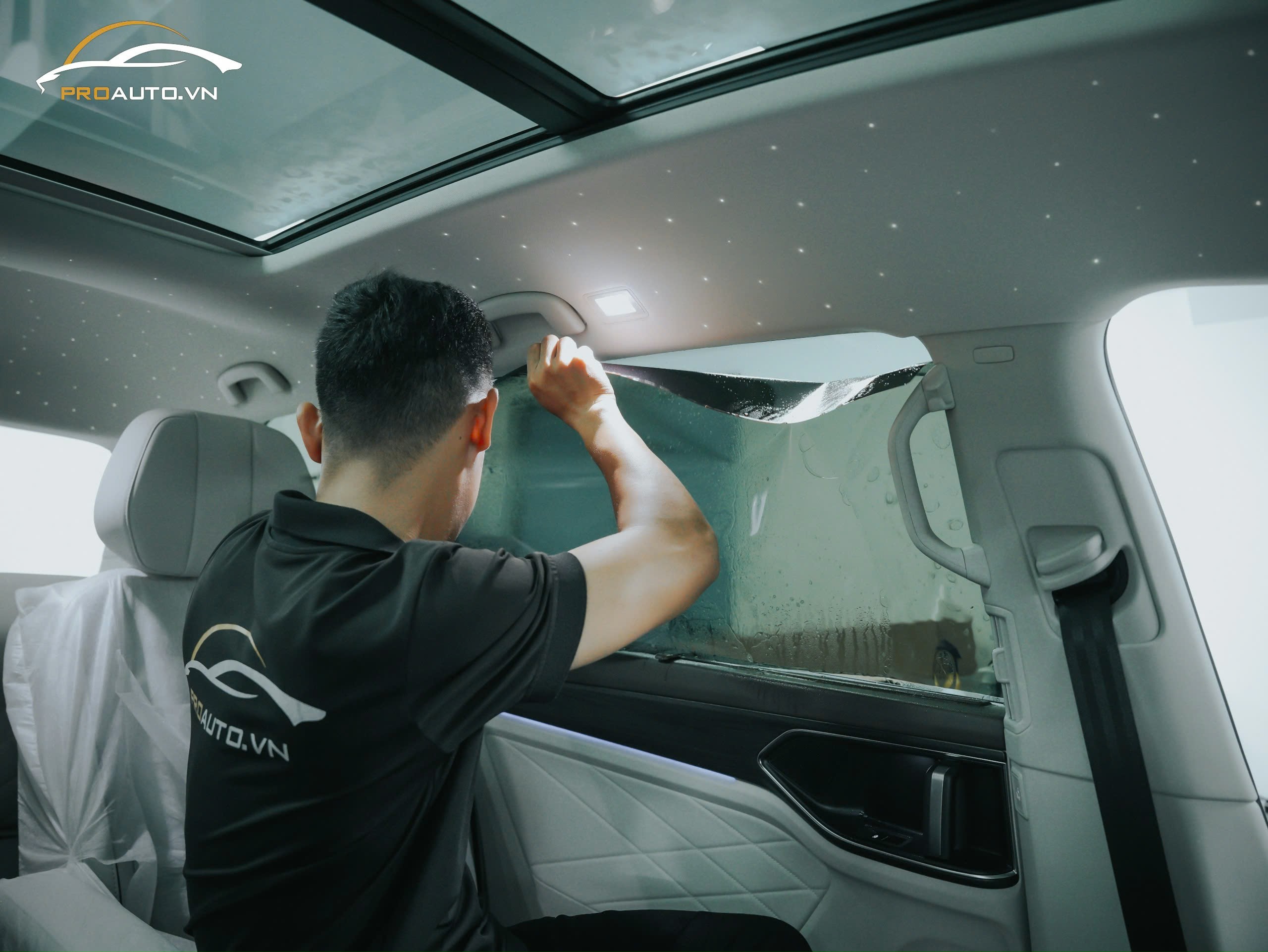 Thi công dán phim cách nhiệt ô tô