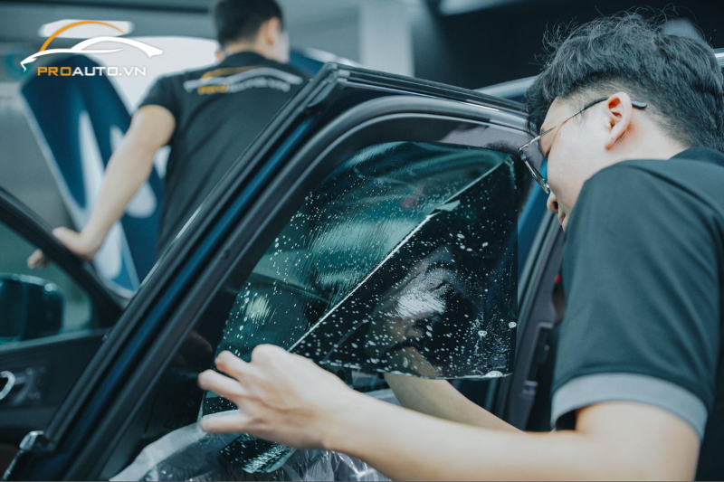 Thi công dán phim cách nhiệt tại PROAUTO.VN