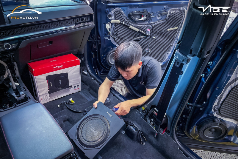 Thi công lắp sub điện gầm ghế xe Mitsubishi Xforce 2024