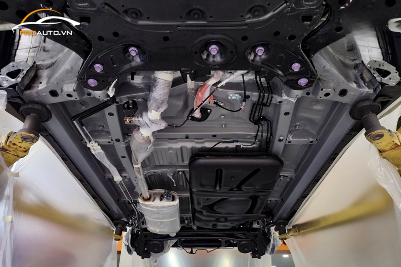 Vệ sinh sạch sẽ trước khi thực hiện phủ gầm xe Mitsubishi Xforce 2024