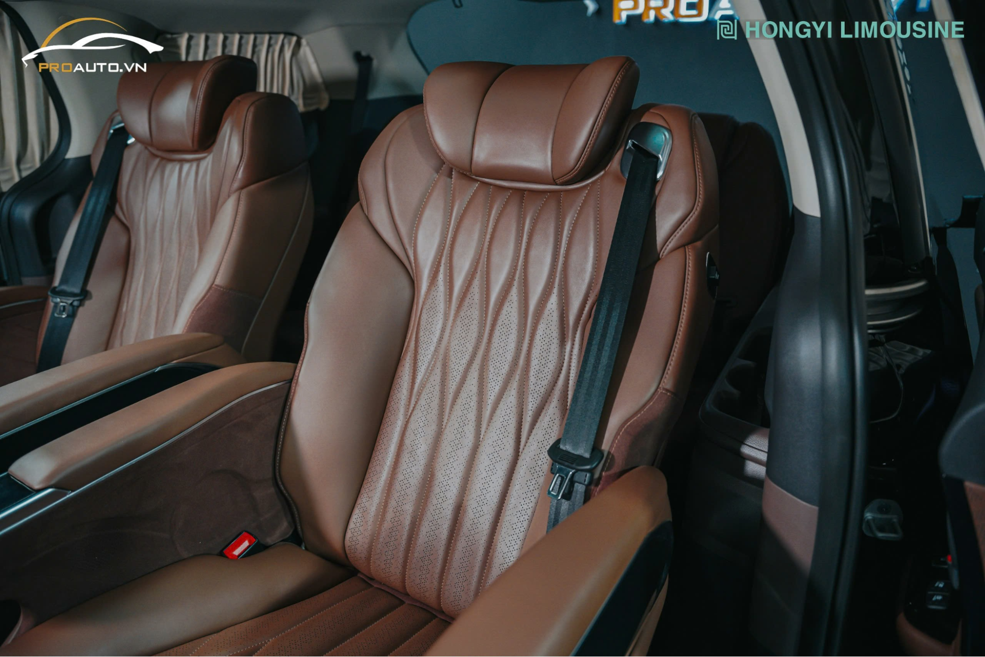 Vì sao chọn màu nâu để độ ghế limousine cho Kia Carnival