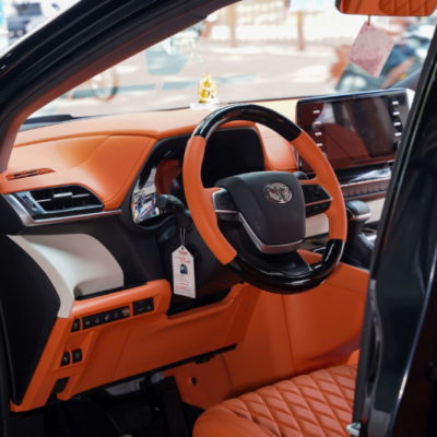 Vô lăng carbon phối màu da cam trên xe Toyota Sienna