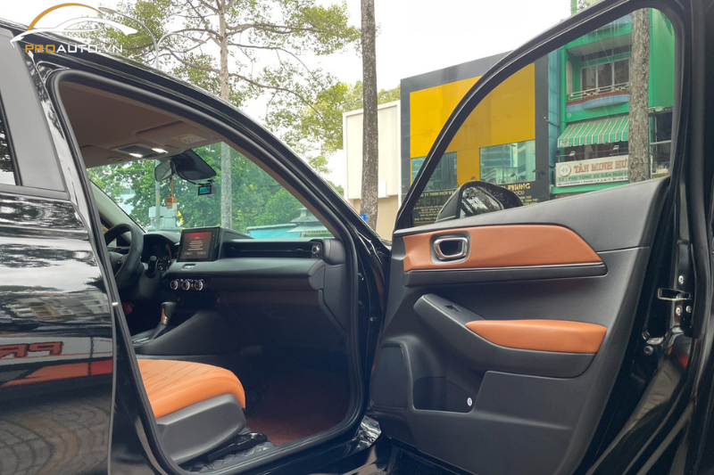 Cận cảnh hình ảnh bọc da tapi cửa xe KIA Tasman 2025 chính hãng