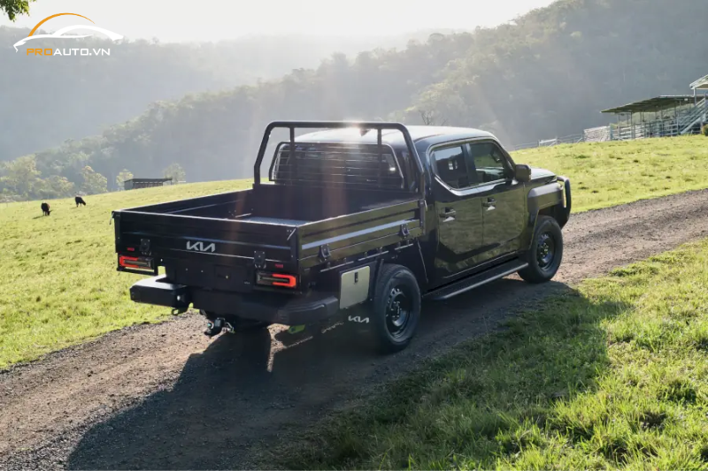 Đuôi xe KIA Tasman có đèn hậu LED hình chữ C ở bên hông xe