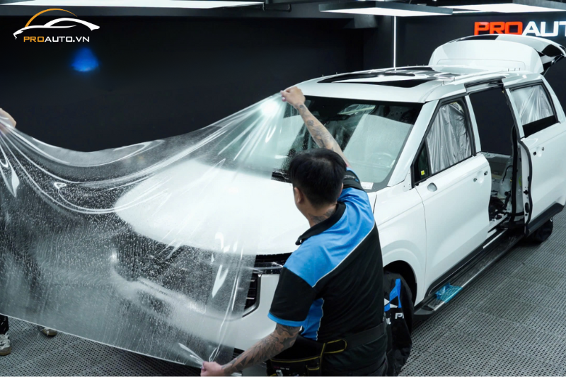 Giá film 3M - Kỹ thuật viên thi công dán film 3M cho xe ô tô