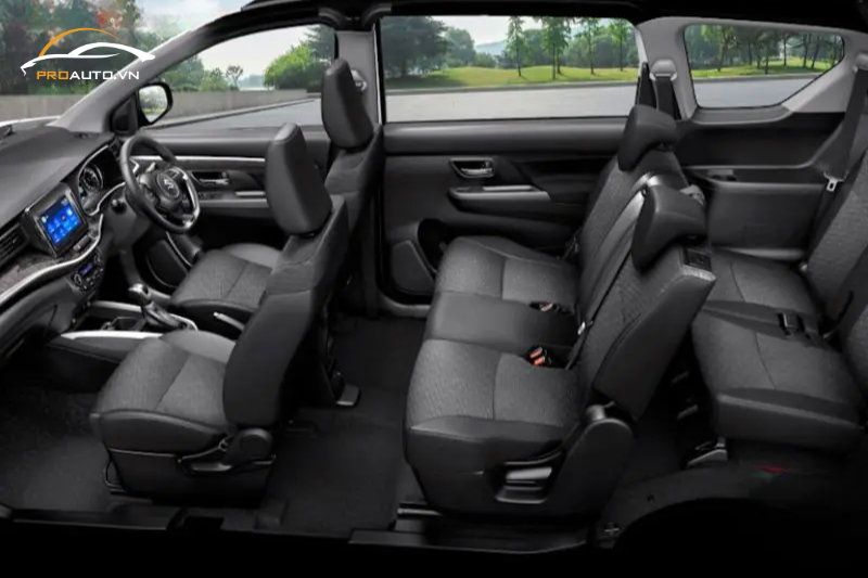 Khoang hành khách Suzuki XL7 Hybrid 2024