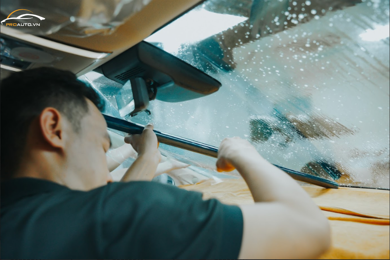 Kinh nghiệm cần biết khi dán phim cách nhiệt ô tô chính hãng