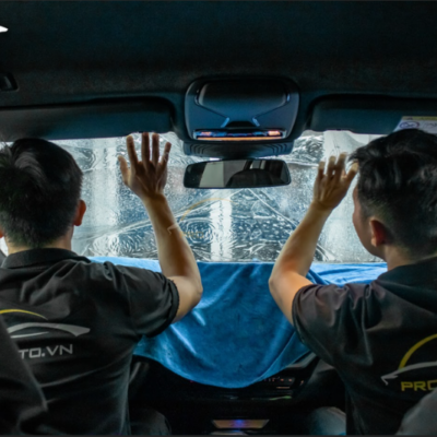 Kỹ thuật viên chuyên nghiệp dán phim cách nhiệt xe Ford Ranger 