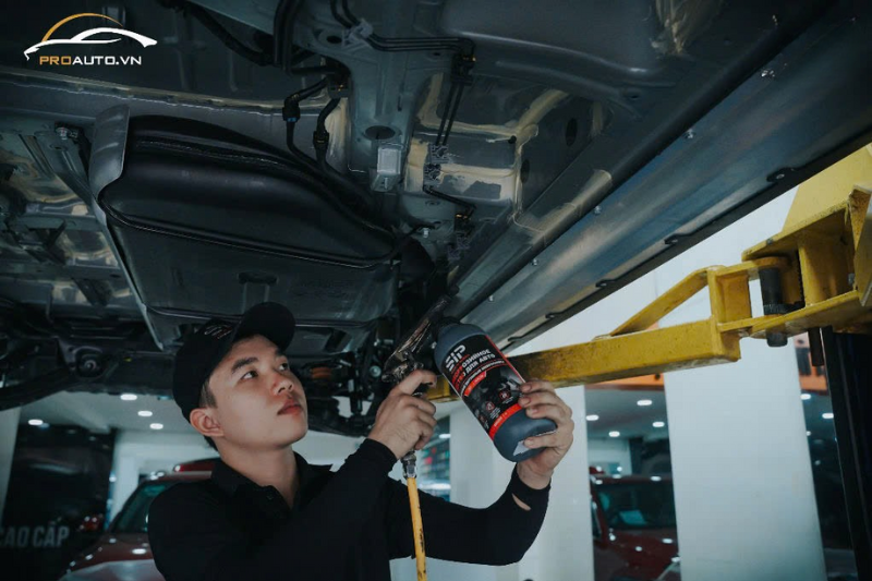 Kỹ thuật viên tại PROAUTO.VN có tác phong lịch sự 