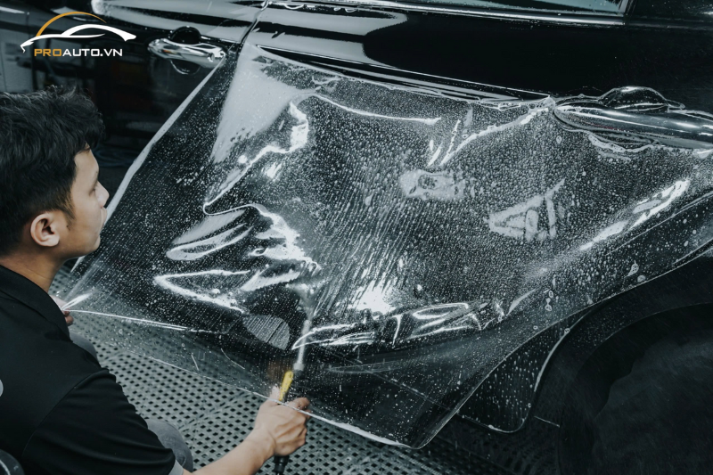 Kỹ thuật viên thi công dán phim PPF 3M chuyên nghiệp
