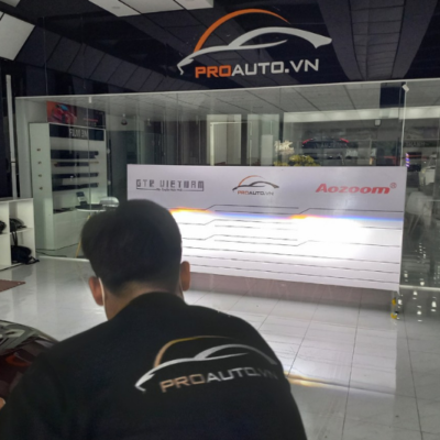 Kỹ thuật viên thi công độ đèn xe ô tô tại PROAUTO.VN
