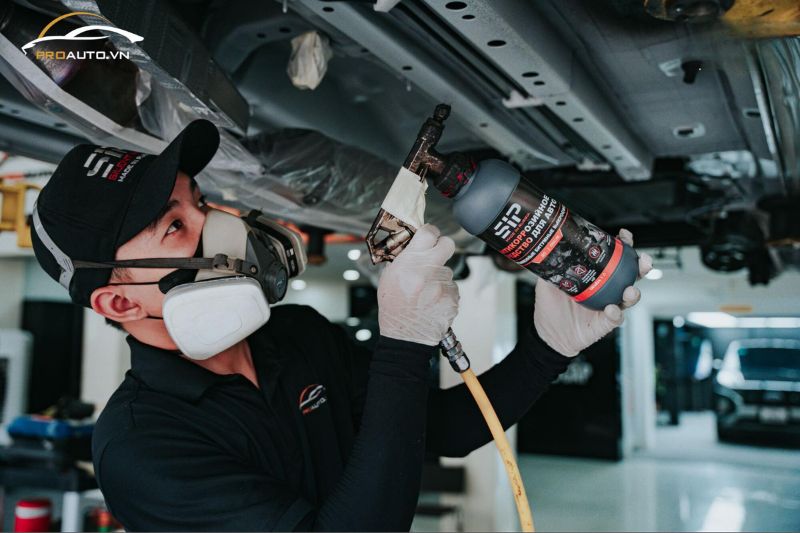 Kỹ thuật viên thi công phủ gầm xe Toyota Vios cần có kinh nghiệm và sự tỉ mỉ