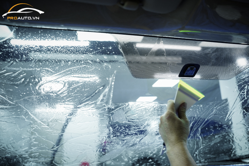 Quá trình thi công dán phim cách nhiệt 3M cho xe hơi