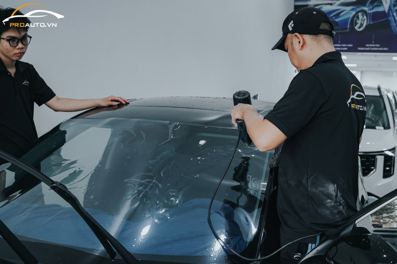 Quá trình thi công dán phim cách nhiệt ô tô tại PROAUTO.VN