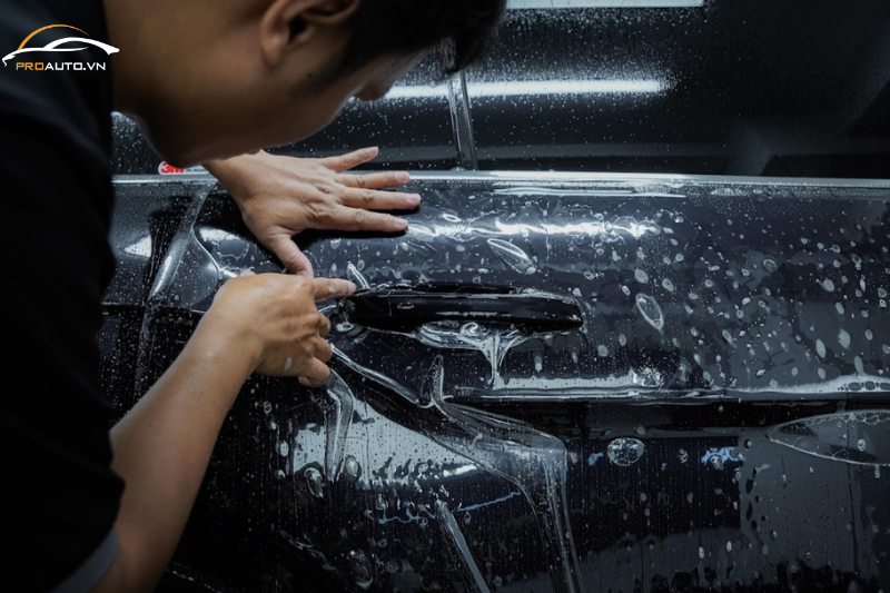Sự tỉ mỉ từng chi tiết trong quá trình dán phim PPF 3M tại PROAUTO.VN
