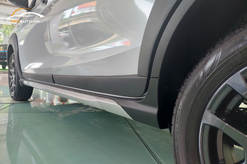 Thân xe Suzuki XL7 Hybrid 2024 thiết kế crom chạy dọc